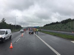 na zdjęciu widać trasę, na środku której stoją samochody