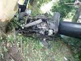 na fotografii widać leżący w rowie wrak samochodu osobowego