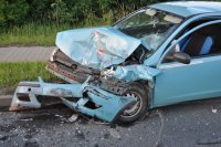 Na fotografii widać rozbity samochód osobowy