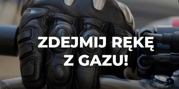 Na zdjęciu widać dłoń w rękawicy trzymającą manetkę. Tekst na grafice: zdejmij rękę z gazu