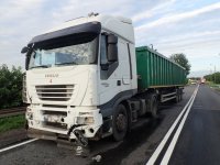 Na fotografii widać samochód ciężarowy, który ma uszkodzoną maskę
