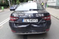 na fotografii widać tył samochodu osobowego, który jest zgnieciony