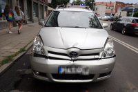na fotografii widać przód samochodu osobowego, który jest zgnieciony.