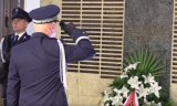 Na zdjęciu widać jak Komendant Główny Policji generalny inspektor Jarosław Szymczyk oddaję honor przed pamiątkową tablicą