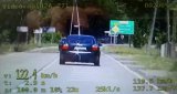 Na fotografii widać obraz z wideorejestratora, na którym widać samochód i pomiar prędkości 122.4 km/h