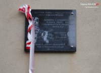 Na fotografii widać tablicę upamiętniającą zamordowanych policjantów