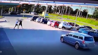 zdjęcie przedstawia zapis z monitoringu na którym mężczyźni dokonują rozboju