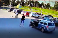 zdjęcie przedstawia parking sprzed marketu w kaletach na którym dokonywany jest rozbój