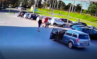zdjęcie przedstawia monitoring na parkingu  na którym mężczyźni dokonują rozboju