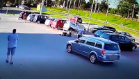 zdjęcie przedstawia zapis z monitoringu parkingu na którym sprawcy dokonują rozboju
