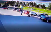 zdjęcie przedstawia zapis z monitoringu z parkingu na którym siedzi pokrzywdzony
