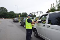policjant stojący obok białego pojazdu