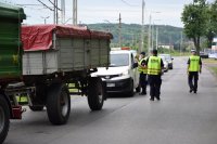 policjant wraz z funkcjonariuszami SOK wręczający ulotki