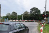 samochód stojący przed przejazdem kolejowym