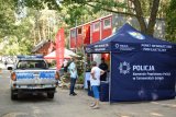 namiot informacyjny i radiowóz oraz osoby stojące przy namiocie