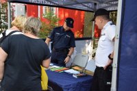 policjanci umundurowani rozmawiają z kobietami