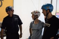 policjant w kasku rozmawia z dwiema osobami w kaskach