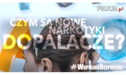 Na zdjęciu widać kobiecą głowę. Tekst na grafice: Czym są nowe narkotyki – dopalacze? #WspólnieBezpieczni