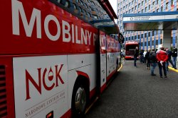 Na zdjęciu widać autobus zaparkowany przed Komendą Wojewódzką Policji w Katowicach