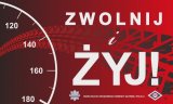 Grafika: na czerwonym tle kawałek prędkościomierza oraz ślad bieżnika samochodowego. Tekst na grafice: Zwolnij i żyj