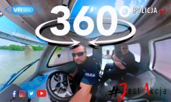 zdjęcie przedstawia wnętrze łodzi, w której znajdują się dwaj policjanci. Nad nimi widać napis 360