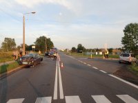 Na fotografii widać skrzyżowanie, na którym są rozbite auta. Oprócz nich, na skrzyżowaniu widać policjantów wykonujących czynności związane z wypadkiem.