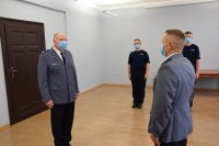 zdjęcie przedstawia Komendanta Powiatowego Policji w Tarnowskich Górach insp. Krzysztofa Hajdę oraz Naczelnika Wydziału Prewencji kom. Piotra Skolika, który składa mu meldunek.
