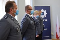 Na fotografii widać Naczelnik Wydziału Ruchu Drogowego asp. szt. Marceli Zymela, Kierownik Ogniwa Patrolowo-Interwencyjnego asp. szt. Grzegorz Grabowski oraz Specjalista Zespołu Kadr i Szkolenia asp. szt. Aneta Bartoszewska.