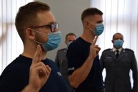 Na fotografii widać ślubujących policjantów