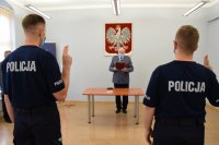 Na fotografii widać ślubujących policjantów. Przed nimi znajduje się  Komendant Powiatowy Policji w Tarnowskich Górach insp. Krzysztof Hajda