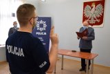 Zdjęcie przedstawia ślubującego policjanta. W tle widać Komendanta Powiatowego Policji w Tarnowskich Górach insp. Krzysztofa Hajdę oraz Naczelnika Wydziału Prewencji kom. Piotra Skolika.