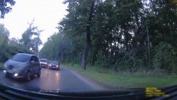 zdjęcie przedstawia drogę, po której jadą samochody osobowe