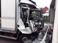 Na zdjęciu widać  kabinę ciężarówki, która jest zgnieciona po zderzeniu z autobusem
