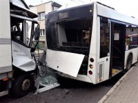 zdjęcie przedstawia tył autobusu z wybitą szybą oraz ciężarówkę ze zgniecioną kabiną