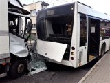 zdjęcie przedstawia tył autobusu z wybitą szybą oraz ciężarówkę ze zgniecioną kabiną
