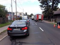 zdjęcie przedstawia zablokowaną drogę, na której znajdują się policyjne radiowozy. karetki, wozy strażackie oraz rozbity autobus i ciężarówkę.