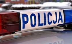 zdjęcie przedstawia umiejscowiony na dachu radiowozu - &quot;kogut z napisem POLICJA&quot;