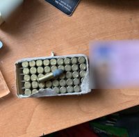 na zdjęciu widać stół, na którym leży pudełko z nabojami