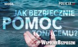 Grafika - dłoń zanurzona w wodzie. Tekst na grafice -  nad wodą, jak bezpiecznie pomóc tonącemu, #WspólnieBezpieczni