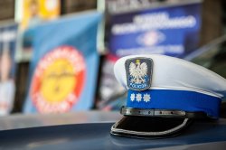 na zdjęciu widać policyjną czapkę, która leży na stoliku. Noszą ją policjanci z Wydziału Ruchu Drogowego