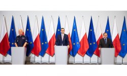 Na zdjęciu widać od lewej Komendanta Głównego Policji generalnego inspektora Jarosława Szymczyka, Premiera Mateusza Morawieckiego oraz Ministra MSWiA Mariusza Kamińskiego