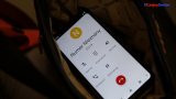 Na fotografii widać telefon komórkowy, który znajduje się w damskiej torebce. Na ekranie telefonu wyświetla się napis: Numer prywatny