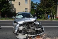 Na zdjęciu widać rozbity przód samochodu osobowego, który stoi w poprzek drogi