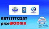 Grafika: na niebieskim tle widać policyjną odznakę, logo PZU oraz koło ratunkowe, na którym widnieje napis kręci mnie bezpieczeństwo nad wodą. Tekst na grafice: Artystyczny przewodnik