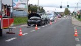 Na zdjęciu widać drogę, na której  widać rozbite samochody, otoczone słupkami ostrzegawczymi. Za samochodami widać policyjny radiowóz, karetkę pogotowia oraz wóz strażacki.