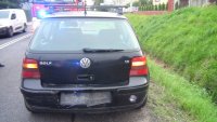 Na zdjęciu widać tył volkswagena golfa, przed którym widać wóz strażacki