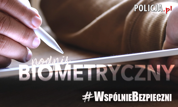 Na fotografii widać dłonie. Jedna z nich trzyma długopis. Tekst na grafice  #WspólnieBezpieczni – Podpis biometryczny