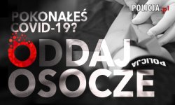 Zdjęcie czarno-białe. Na fotografii widać policjanta oddającego osocze. Tekst na grafice: Pokonałeś Covid-19? Oddaj osocze