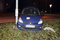 Na zdjęciu widać samochód osobowy, który uderzył w przydrożną latarnię