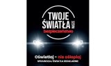 Grafika: ciemne tło, na środku którego widnieje napis „Twoje światła – Nasze bezpieczeństwo”. Pod napisem widać włączone światła samochodu, pod którymi widnieje napis: Oświetlaj - nie oślepiaj, sprawdzaj światła regularnie.